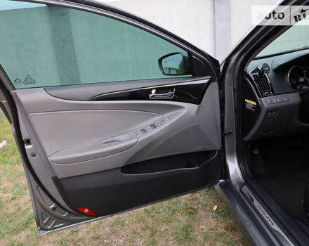 Серый Хендай Соната, объемом двигателя 2.36 л и пробегом 165 тыс. км за 9000 $, фото 24 на Automoto.ua