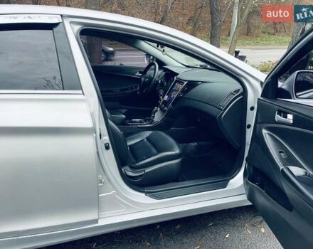 Серый Хендай Соната, объемом двигателя 2 л и пробегом 251 тыс. км за 6700 $, фото 7 на Automoto.ua