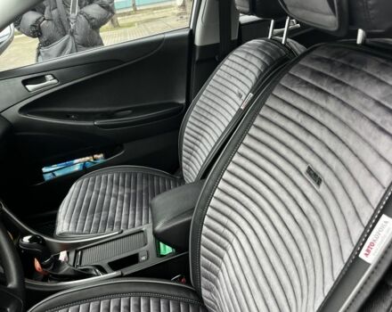 Серый Хендай Соната, объемом двигателя 2 л и пробегом 135 тыс. км за 10500 $, фото 6 на Automoto.ua