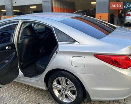 Серый Хендай Соната, объемом двигателя 2 л и пробегом 323 тыс. км за 7700 $, фото 7 на Automoto.ua