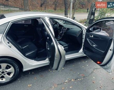 Серый Хендай Соната, объемом двигателя 2 л и пробегом 251 тыс. км за 6700 $, фото 10 на Automoto.ua