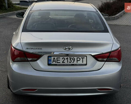 Серый Хендай Соната, объемом двигателя 2 л и пробегом 363 тыс. км за 6700 $, фото 3 на Automoto.ua
