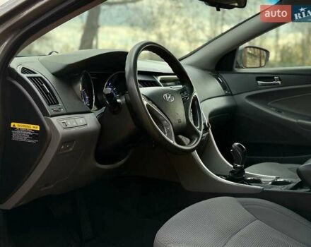 Сірий Хендай Соната, об'ємом двигуна 2.36 л та пробігом 162 тис. км за 9499 $, фото 12 на Automoto.ua