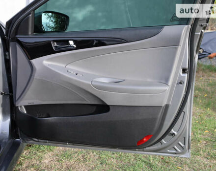 Серый Хендай Соната, объемом двигателя 2.36 л и пробегом 165 тыс. км за 9000 $, фото 12 на Automoto.ua