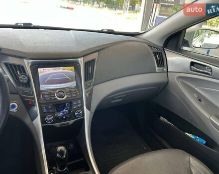 Сірий Хендай Соната, об'ємом двигуна 2.36 л та пробігом 172 тис. км за 9999 $, фото 25 на Automoto.ua