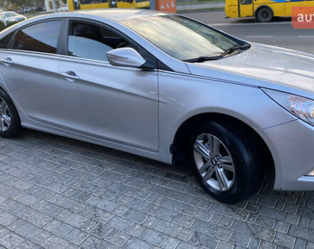Серый Хендай Соната, объемом двигателя 2 л и пробегом 323 тыс. км за 7700 $, фото 2 на Automoto.ua