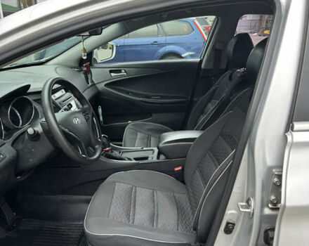 Серый Хендай Соната, объемом двигателя 2 л и пробегом 231 тыс. км за 7300 $, фото 11 на Automoto.ua