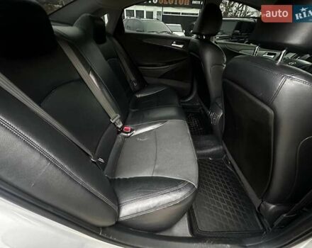 Серый Хендай Соната, объемом двигателя 2 л и пробегом 207 тыс. км за 8500 $, фото 16 на Automoto.ua