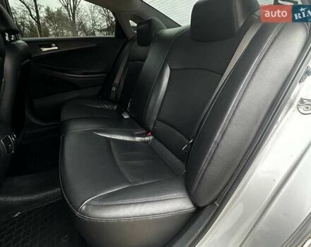 Серый Хендай Соната, объемом двигателя 2 л и пробегом 207 тыс. км за 8500 $, фото 13 на Automoto.ua