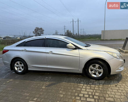 Серый Хендай Соната, объемом двигателя 2 л и пробегом 240 тыс. км за 6000 $, фото 3 на Automoto.ua