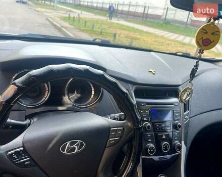 Хендай Соната 2013 в Киеве на Automoto.ua Серый Хендай Соната, объемом двигателя 2 л и пробегом 670 тыс. км за 4900 $, фото 7 на Automoto.ua