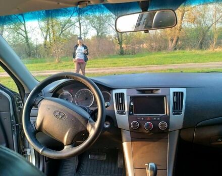 Серый Хендай Соната, объемом двигателя 2 л и пробегом 139 тыс. км за 5700 $, фото 4 на Automoto.ua