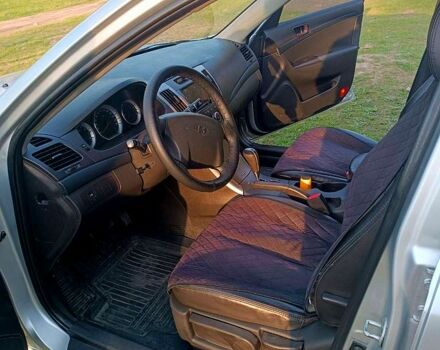 Серый Хендай Соната, объемом двигателя 2 л и пробегом 139 тыс. км за 5700 $, фото 5 на Automoto.ua