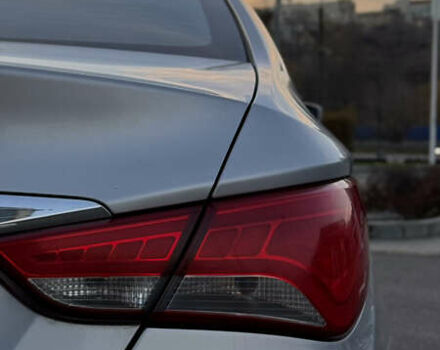 Серый Хендай Соната, объемом двигателя 2 л и пробегом 363 тыс. км за 6700 $, фото 5 на Automoto.ua