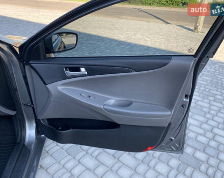 Серый Хендай Соната, объемом двигателя 2.36 л и пробегом 200 тыс. км за 9300 $, фото 38 на Automoto.ua