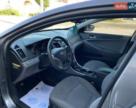 Серый Хендай Соната, объемом двигателя 2.36 л и пробегом 200 тыс. км за 9300 $, фото 29 на Automoto.ua