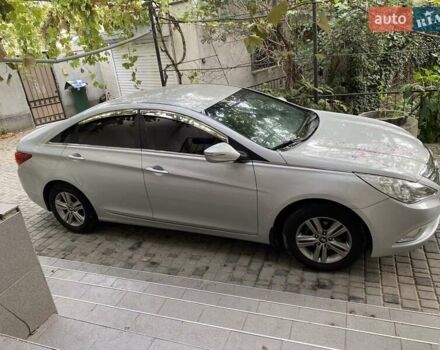 Серый Хендай Соната, объемом двигателя 2 л и пробегом 304 тыс. км за 8000 $, фото 5 на Automoto.ua