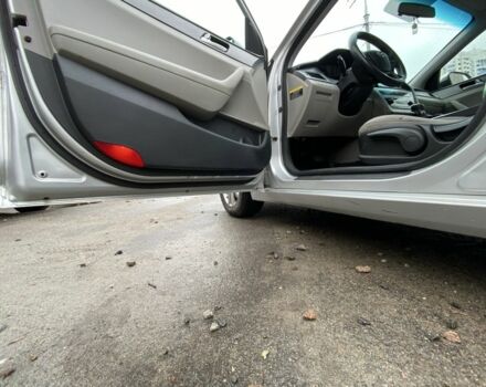 Серый Хендай Соната, объемом двигателя 2.4 л и пробегом 150 тыс. км за 7800 $, фото 8 на Automoto.ua