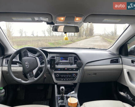 Серый Хендай Соната, объемом двигателя 2.36 л и пробегом 135 тыс. км за 10400 $, фото 5 на Automoto.ua