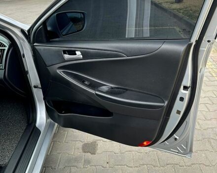 Сірий Хендай Соната, об'ємом двигуна 2 л та пробігом 356 тис. км за 7900 $, фото 5 на Automoto.ua