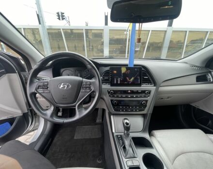 Серый Хендай Соната, объемом двигателя 2.4 л и пробегом 136 тыс. км за 10800 $, фото 5 на Automoto.ua