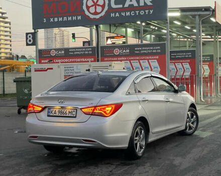 Серый Хендай Соната, объемом двигателя 2 л и пробегом 211 тыс. км за 7499 $, фото 6 на Automoto.ua