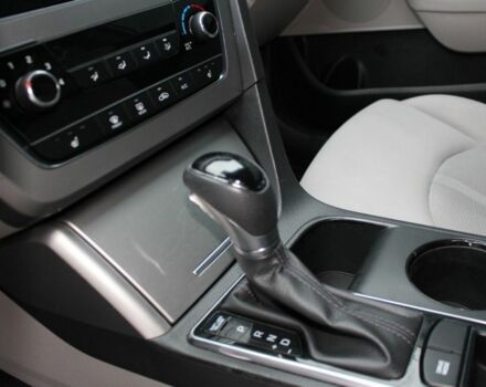 Серый Хендай Соната, объемом двигателя 2.4 л и пробегом 170 тыс. км за 9500 $, фото 4 на Automoto.ua