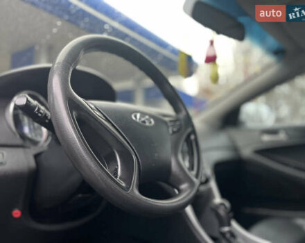 Серый Хендай Соната, объемом двигателя 2 л и пробегом 299 тыс. км за 8299 $, фото 6 на Automoto.ua