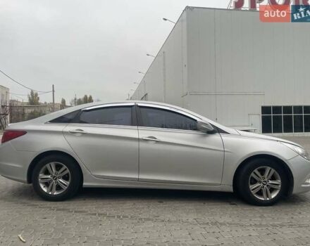 Серый Хендай Соната, объемом двигателя 2 л и пробегом 300 тыс. км за 7500 $, фото 1 на Automoto.ua