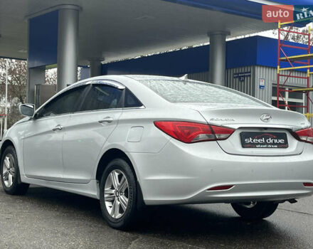 Серый Хендай Соната, объемом двигателя 2 л и пробегом 299 тыс. км за 8299 $, фото 5 на Automoto.ua