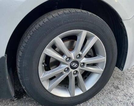 Серый Хендай Соната, объемом двигателя 2 л и пробегом 359 тыс. км за 9500 $, фото 52 на Automoto.ua