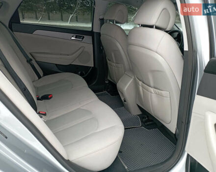 Сірий Хендай Соната, об'ємом двигуна 2.36 л та пробігом 200 тис. км за 7700 $, фото 16 на Automoto.ua