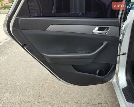 Сірий Хендай Соната, об'ємом двигуна 2 л та пробігом 255 тис. км за 9200 $, фото 27 на Automoto.ua