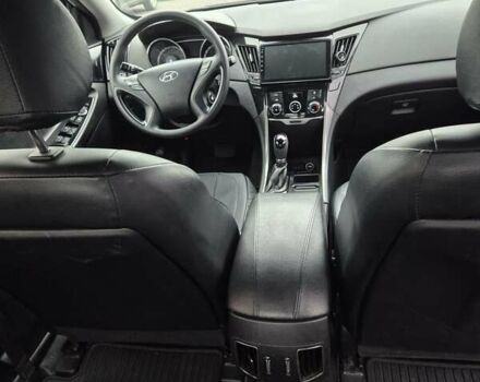 Серый Хендай Соната, объемом двигателя 2 л и пробегом 246 тыс. км за 6800 $, фото 7 на Automoto.ua