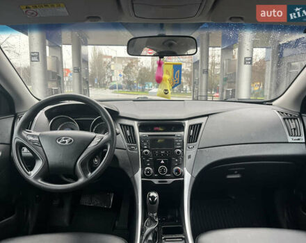 Серый Хендай Соната, объемом двигателя 2 л и пробегом 299 тыс. км за 8299 $, фото 8 на Automoto.ua
