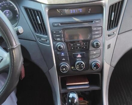 Сірий Хендай Соната, об'ємом двигуна 2 л та пробігом 200 тис. км за 7100 $, фото 5 на Automoto.ua