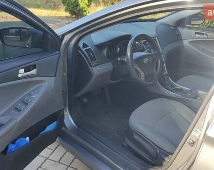 Серый Хендай Соната, объемом двигателя 2.36 л и пробегом 107 тыс. км за 8500 $, фото 4 на Automoto.ua