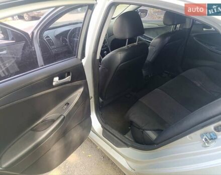 Сірий Хендай Соната, об'ємом двигуна 2 л та пробігом 271 тис. км за 6700 $, фото 4 на Automoto.ua
