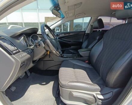 Сірий Хендай Соната, об'ємом двигуна 2.36 л та пробігом 174 тис. км за 11400 $, фото 8 на Automoto.ua