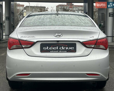 Серый Хендай Соната, объемом двигателя 2 л и пробегом 299 тыс. км за 8299 $, фото 4 на Automoto.ua