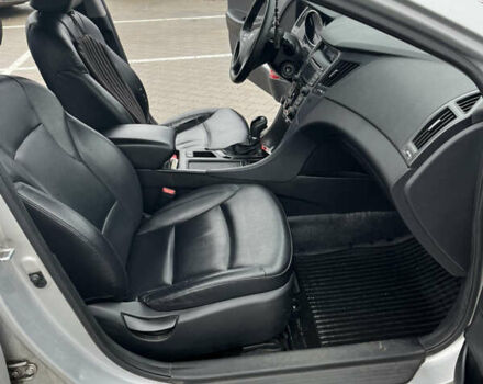 Серый Хендай Соната, объемом двигателя 2 л и пробегом 595 тыс. км за 8000 $, фото 9 на Automoto.ua