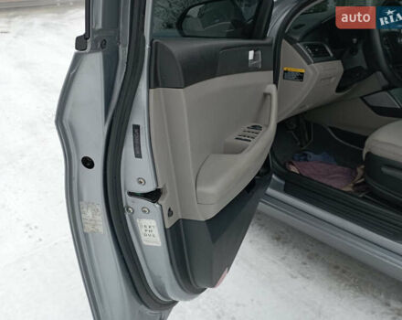 Сірий Хендай Соната, об'ємом двигуна 2.36 л та пробігом 200 тис. км за 7700 $, фото 10 на Automoto.ua