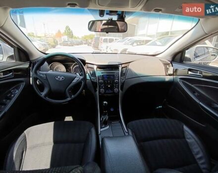 Сірий Хендай Соната, об'ємом двигуна 2.36 л та пробігом 174 тис. км за 11400 $, фото 12 на Automoto.ua