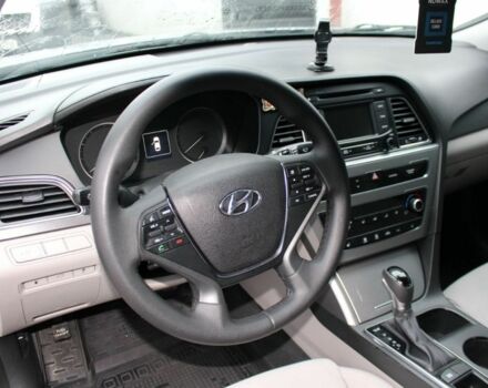 Серый Хендай Соната, объемом двигателя 2.4 л и пробегом 170 тыс. км за 9500 $, фото 5 на Automoto.ua