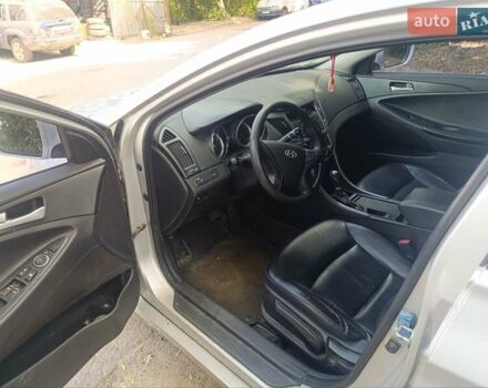 Сірий Хендай Соната, об'ємом двигуна 2 л та пробігом 271 тис. км за 6700 $, фото 2 на Automoto.ua