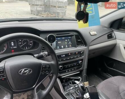 Серый Хендай Соната, объемом двигателя 2.36 л и пробегом 90 тыс. км за 9500 $, фото 5 на Automoto.ua