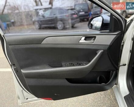 Сірий Хендай Соната, об'ємом двигуна 2 л та пробігом 275 тис. км за 8400 $, фото 16 на Automoto.ua