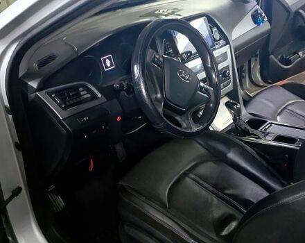 Серый Хендай Соната, объемом двигателя 2 л и пробегом 345 тыс. км за 10000 $, фото 5 на Automoto.ua