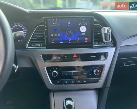 Серый Хендай Соната, объемом двигателя 2 л и пробегом 332 тыс. км за 8700 $, фото 6 на Automoto.ua