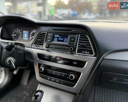 Серый Хендай Соната, объемом двигателя 2 л и пробегом 320 тыс. км за 7999 $, фото 7 на Automoto.ua